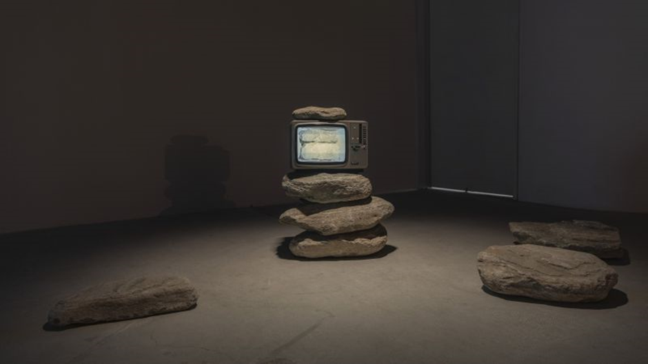 Installation view of Park Hyunki’s Untitled (TV & Stone), 1984. Image courtesy of OCAT Shanghai.